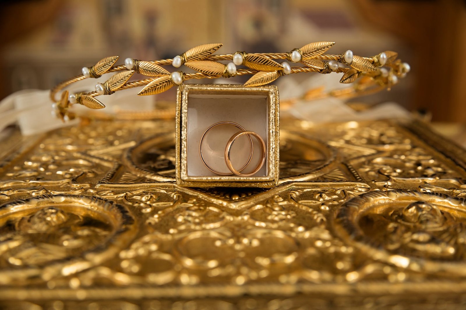 Photo by Pixabay on <a href="https://www.pexels.com/photo/gold-plated-accessories-248077/" rel="nofollow">Pexels.com</a>