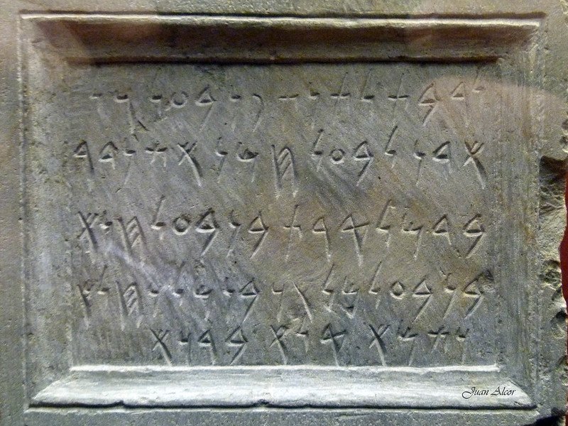 El saqueo romano de oro y plata en Hispania 3 Detalle de escritura púnica sobre Estela en un tofet de Cartago