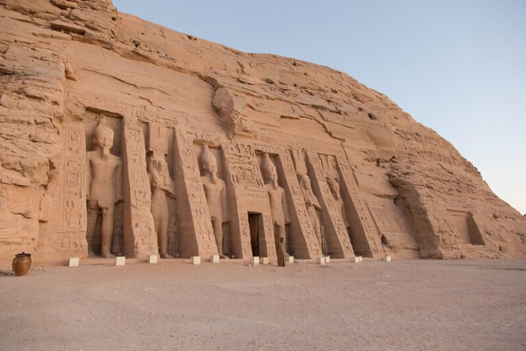 Las primeras extracciones de oro y el inicio de la "la fiebre dorada" 4 templo de la reina Nefertari en Abu Simbel, construido por el faraón Ramses II