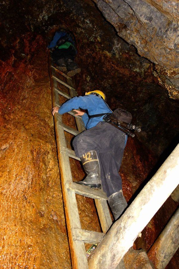 Refinación del oro: Una guía paso a paso 2 Refinación del oro: mineros trabajando en una mina