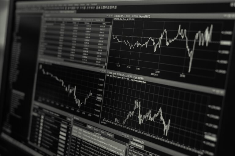¿Por qué cambia el precio del oro? 1 desk black and white technology white money market 1170475 pxhere.com