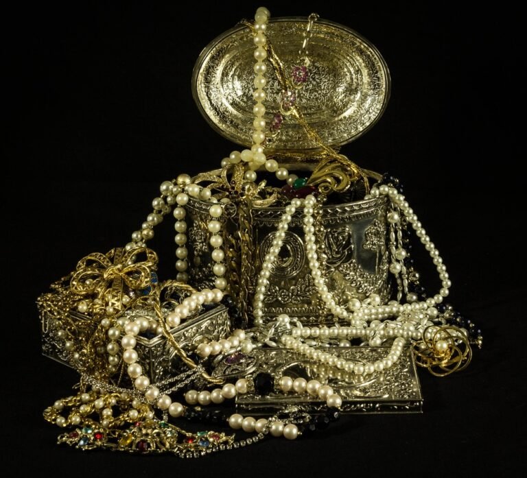 Cuba: la Isla de los tesoros perdidos 1 lighting necklace chest crown jewellery gold 1097390 pxhere.com 1