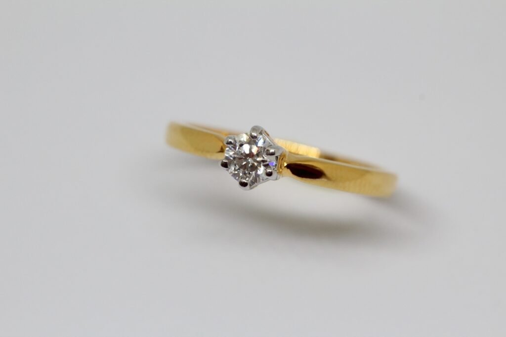 ¿Cómo saber si una joya es de oro real? 2 ring yellow marriage jewelry jewellery jewel 600672 pxhere.com