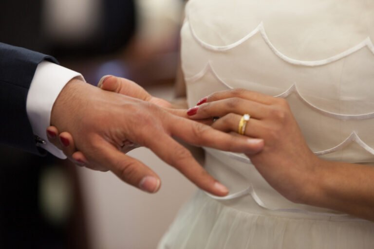 ¿Por qué las alianzas de boda deben ser de oro de 18k? 2 hand woman leg love finger romantic 958608 pxhere.com