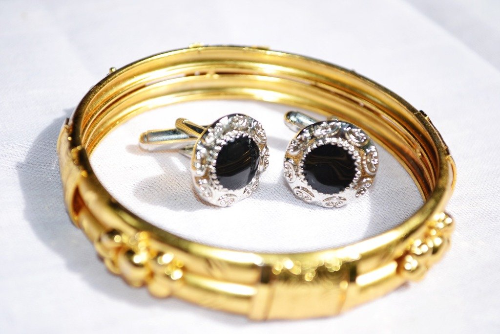 ¿Cómo saber si una joya es de oro real? 2 ring shine metal money fashion bangle 1415111
