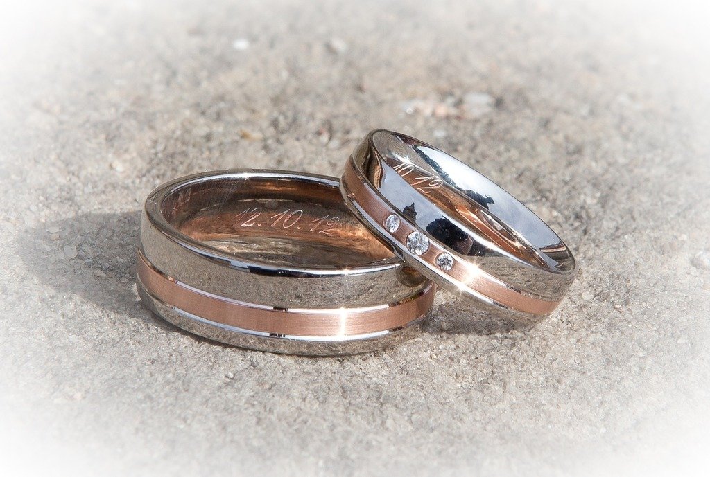¿Cómo cuidar tus joyas cuando vas al mar? 1 ring symbol metal wedding married marriage 991365