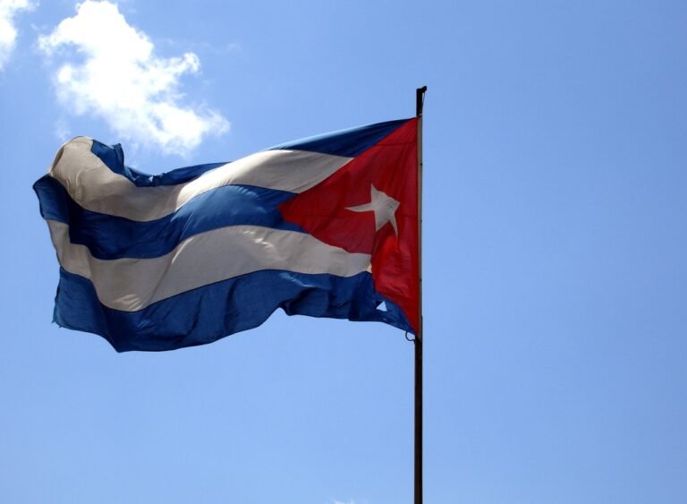 El diamante del capitolio Cubano 3 sky wind red flag blue cuba 1329899 pxhere.com