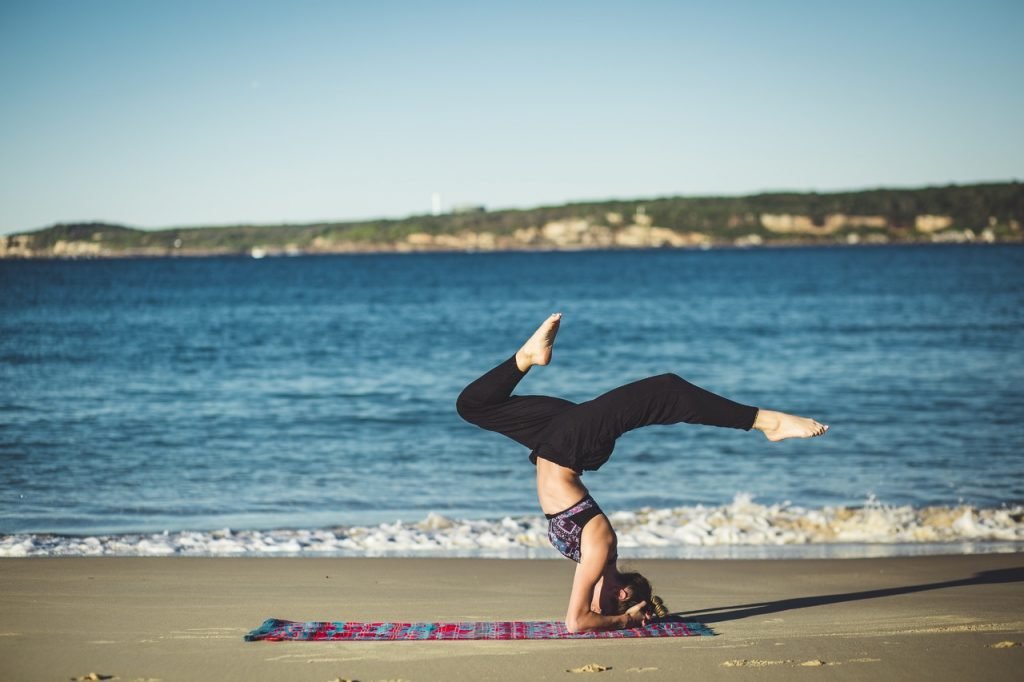 Consejos para el cuidado del brillo de tus Joyas 3 beach sea sand ocean person sitting 49370 pxhere.com