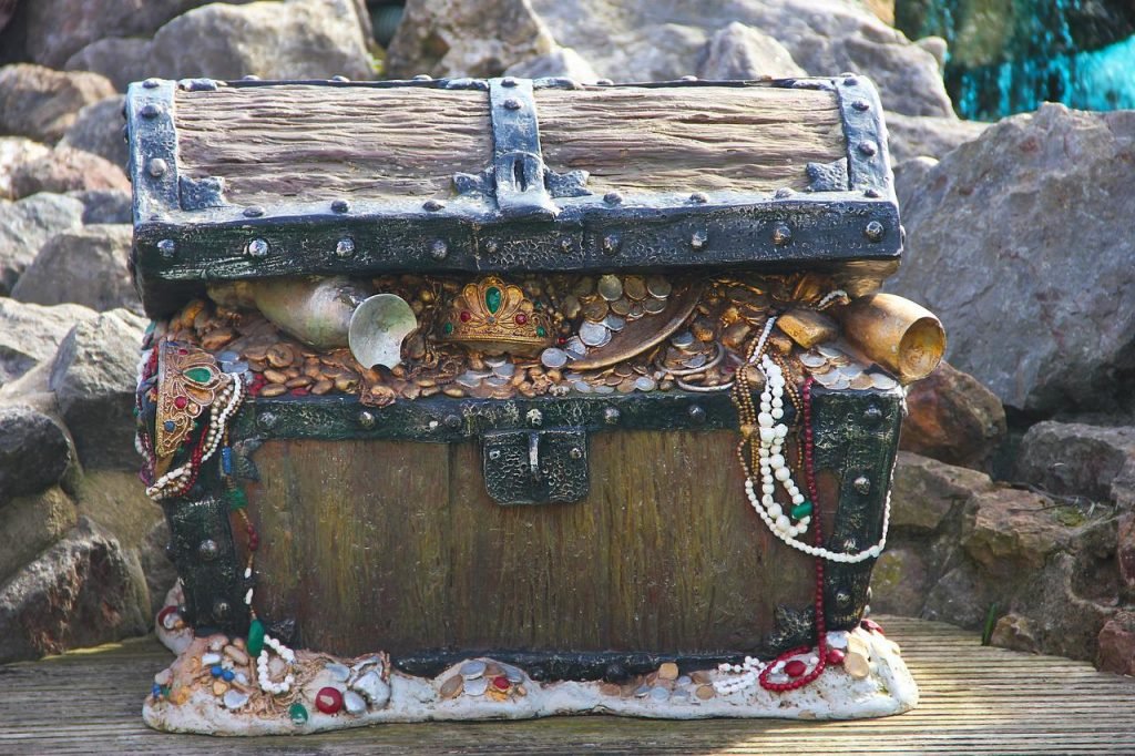 El significado de las prendas que usaban los piratas en sus orejas 3 chest 4051166 1280