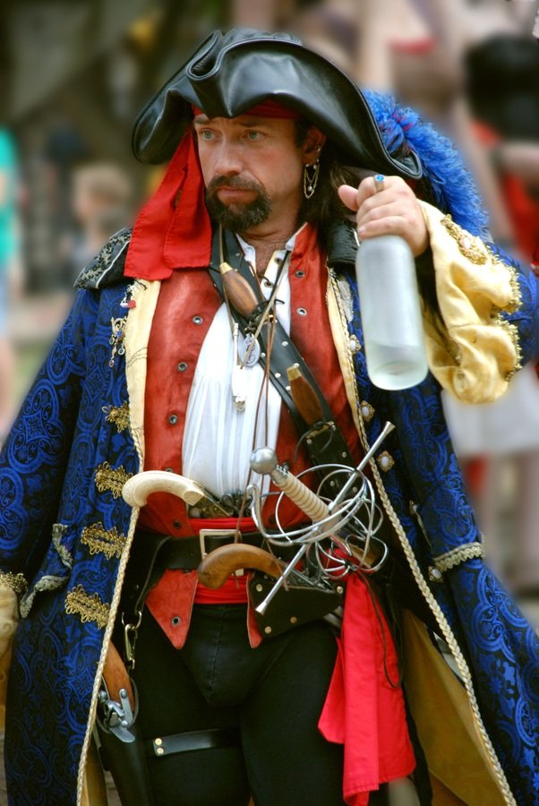 El significado de las prendas que usaban los piratas en sus orejas 4 person people carnival hat bottle clothing 726889