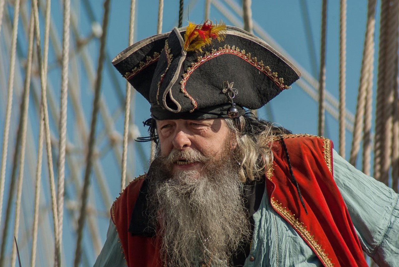 El significado de las prendas que usaban los piratas en sus orejas 1 person people hair boat red color 643447