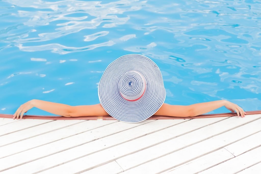 ¿Qué efecto tienen el cloro y la sal en tus prendas? 2 Cuidado de joyas: efectos del cloro en las piscinas (imagen decorativa)