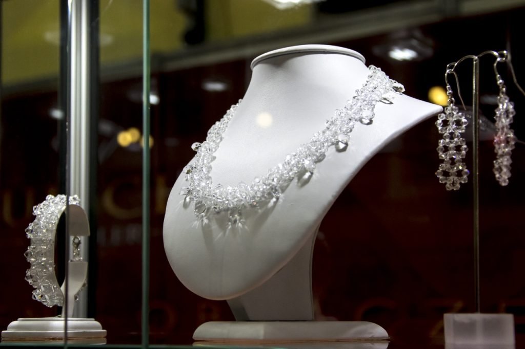 Las tendencias de joyería en 2022 1 white glass lifestyle lighting jewelry necklace 658823 pxhere.com