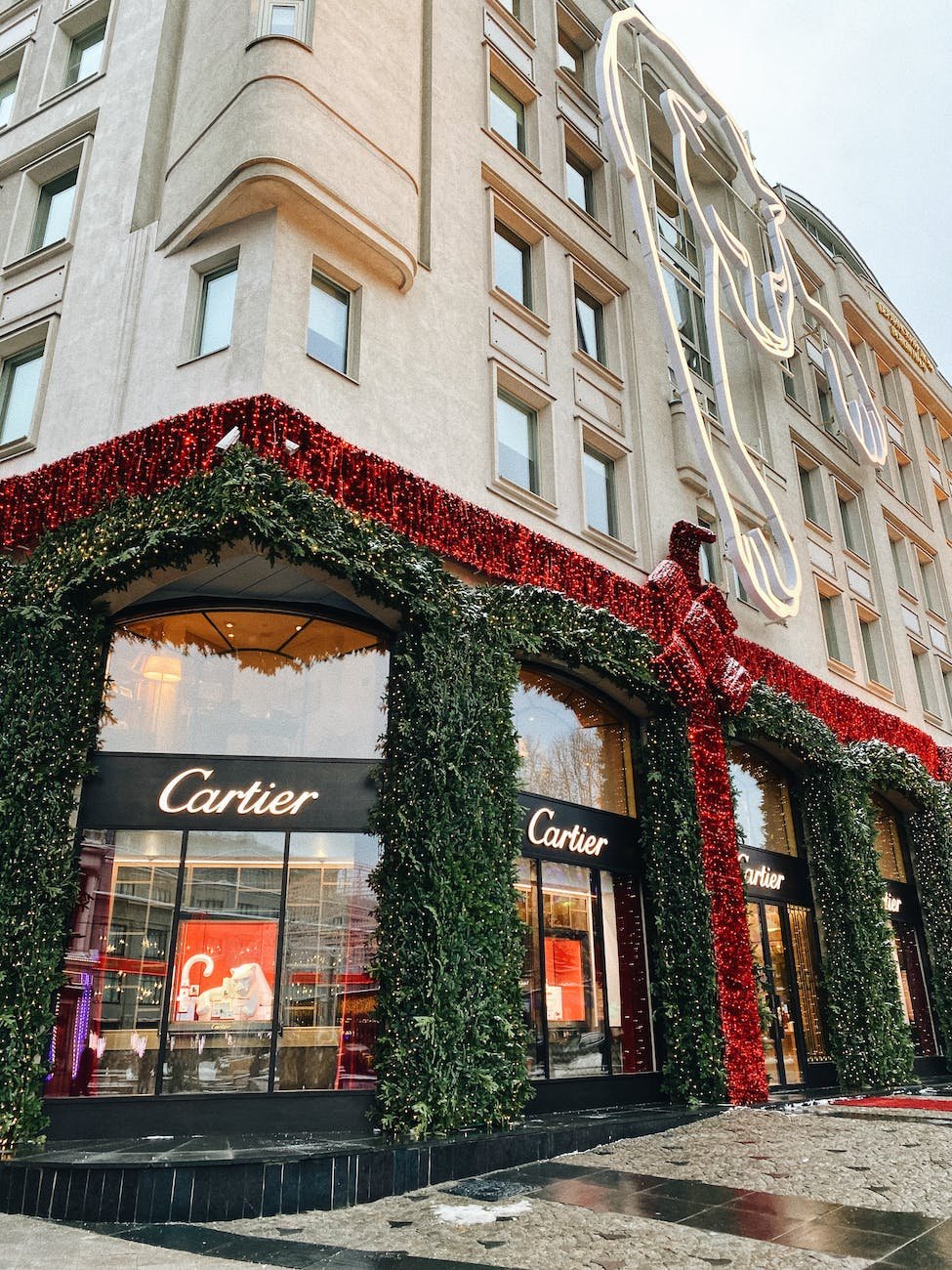4 razones para comprar una Cadena Cartier o cadena Fígaro 1 red and white concrete building with red and green christmas decorations